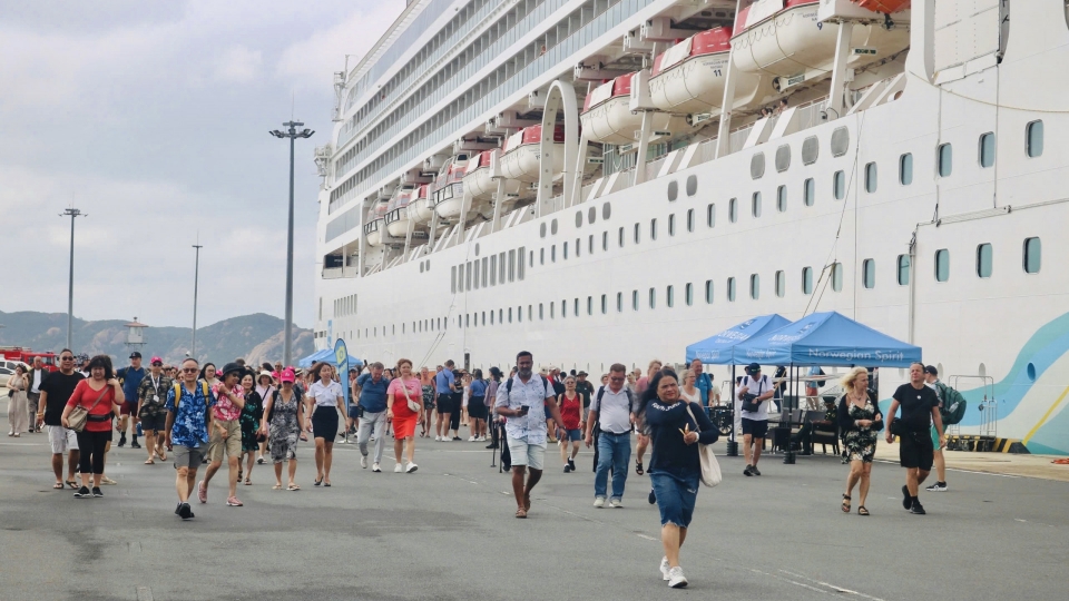 Luxury cruise ship Norwegian Spirit brings 1,900 tourists to Khanh Hoa